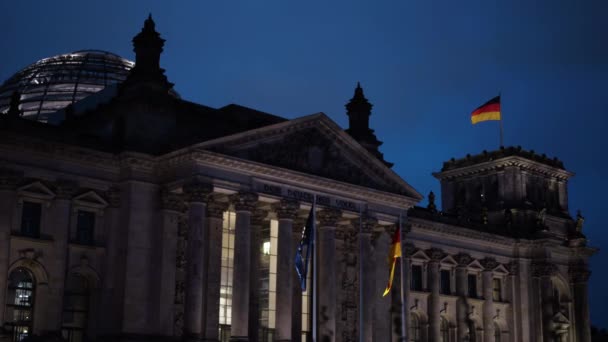 Σημαία στην κορυφή του το Γερμανικό Κοινοβούλιο και Ομοσπονδιακή Βουλή Deutsche τη νύχτα — Αρχείο Βίντεο