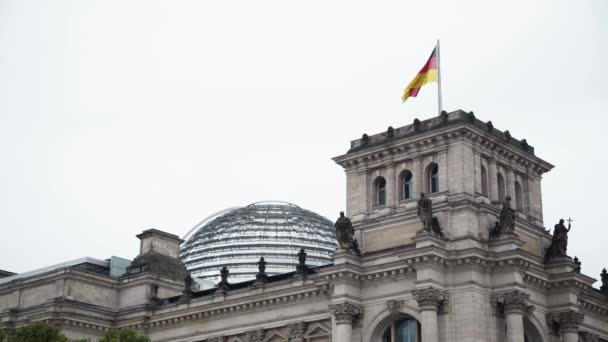 Vlag zwaaien op de bovenkant van de Deutsche Bundestag — Stockvideo