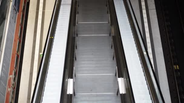 Poignée d'un escalier roulant vide dans la gare centrale de Berlin — Video