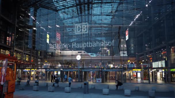 Berlin - 21 sierpnia: czasie rzeczywistym ustanowienie kieliszek białego przyjeżdżających pociągiem na główny dworzec kolejowy w Berlinie, 21 sierpnia 2017 w Berlinie. — Wideo stockowe