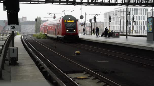 BERLIN - 21 AOÛT : Mise en place en temps réel du plan d'arrivée du train à la gare centrale de Berlin, le 21 août 2017 à Berlin . — Video