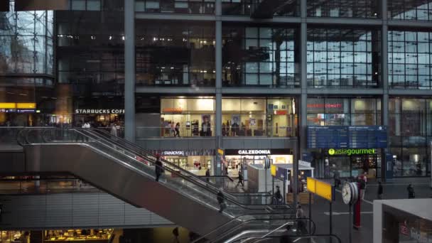 BERLIN - ELOKUU 21: Berliinin keskusasemalla 21. elokuuta 2017 Berliinissä olevien ihmisten reaaliaikainen kämmentietokone . — kuvapankkivideo