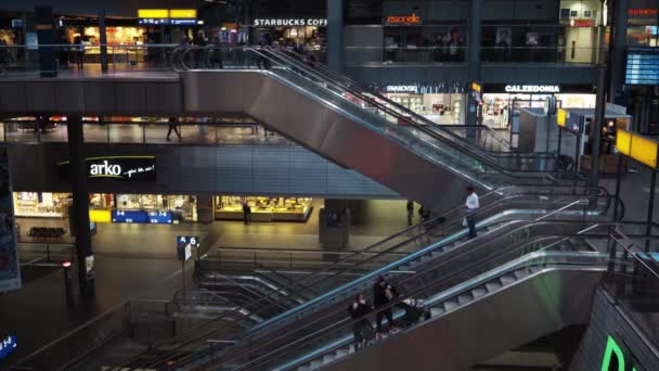 Berlin - 21 augusti: realtid handhållna människor på Berlin Central Station, 21 augusti 2017 i Berlin. Natt — Stockvideo