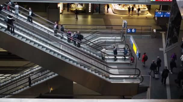 BERLIM - 21 DE AGOSTO: Fotografia portátil em tempo real de um povo na Estação Central de Berlim, 21 de agosto de 2017 em Berlim . — Vídeo de Stock