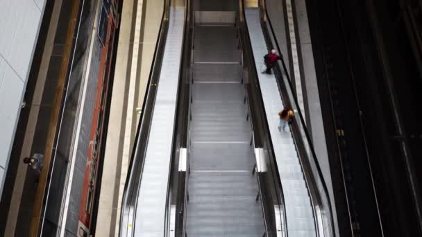 柏林-8月21日: 在柏林中央车站, 2017年8月21日在柏林的自动扶梯上的人的实时手持射击. — 图库视频影像