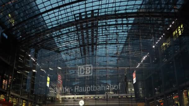 Berlin - 21 sierpnia: rzeczywistym czas Nachylanie w dół strzał z dworca centralnego w Berlinie, 21 sierpnia 2017 r. w Berlinie. — Wideo stockowe