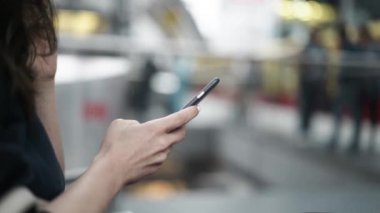 Almanya'da onun smartphone kullanan tanınmaz halde kadın