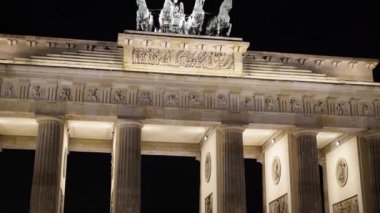 Yukarı eğimli Brandenburg Kapısı geceleri, Potsdam, Almanya