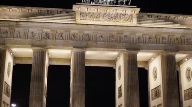 Yakın çekim yukarı Brandenburg Kapısı geceleri, Potsdam, Almanya eğimli
