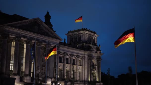 Berlin - 21 augusti: Eu, tyska flaggor på Bundestag, 21 augusti 2017 i Berlin. — Stockvideo