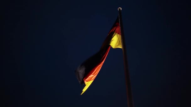 Bandera nacional alemana ondeando sobre un cielo nocturno — Vídeo de stock