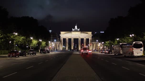 Berlin - 21 sierpnia: Brama Brandenburska w nocy, 21 sierpnia 2017 w Berlinie. — Wideo stockowe
