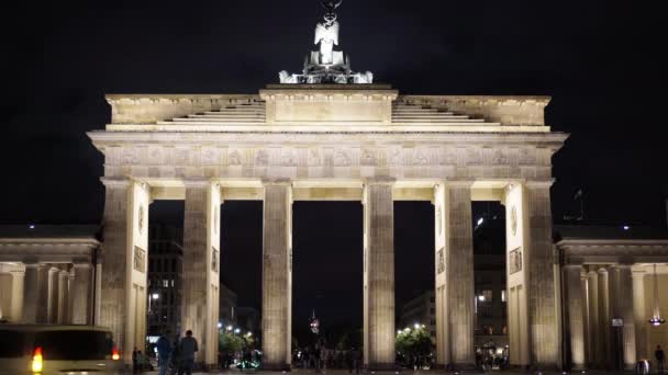 Berlin - augusztus 21-én: A Brandenburgi kapu elfoglalt night, augusztus 21, 2017-Berlin. — Stock videók