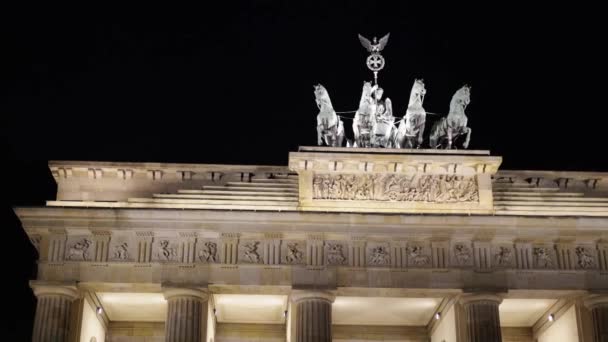 Panorámica de la Puerta de Brandeburgo por la noche — Vídeo de stock