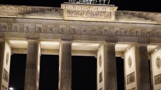 Tilt up close up of the Brandenburg Gate at night, Potsdam, Germany — Stock Video