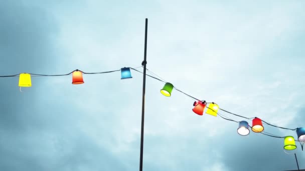 Kleurrijke emmers als lampenkappen van straatverlichting — Stockvideo