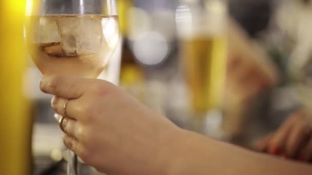 Mujer tomando un vaso con bebida alcohólica en un bar — Vídeo de stock