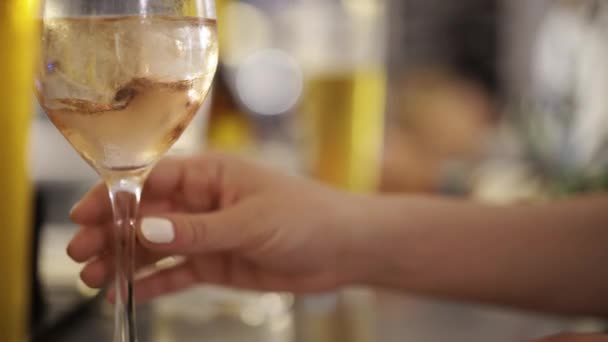 Frau nimmt ein Glas mit alkoholischen Getränken in einem Restaurant — Stockvideo