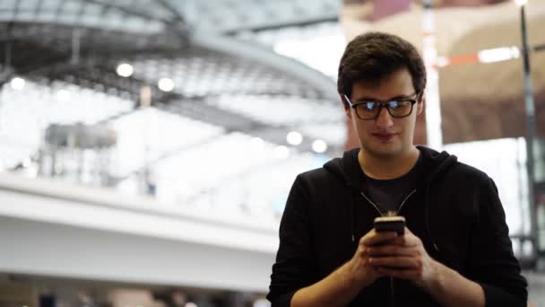 Jeune touriste en lunettes textos et être heureux — Video