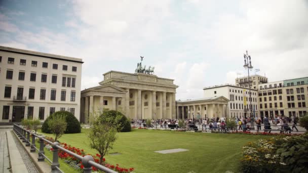 Βερολίνο - 21 Αυγούστου: πραγματικό χρόνο μεσαίο πλάνο του πύλη του Βρανδεμβούργου και τουρίστες — Αρχείο Βίντεο