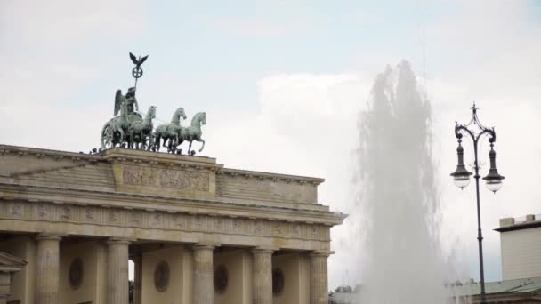 Brandenburger Tore an einem Sommertag — Stockvideo