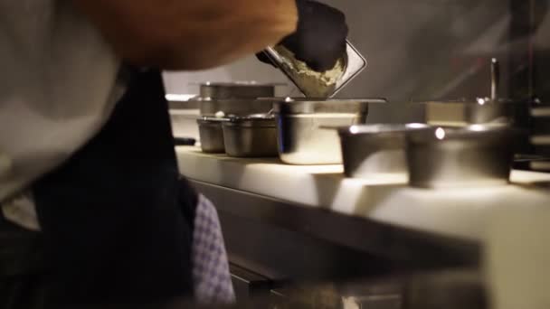 Kvinna professionell kock maten i särskilda behållare i en restaurang — Stockvideo