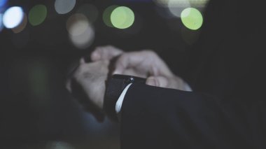 Smartwatch bir işadamı bir yandan