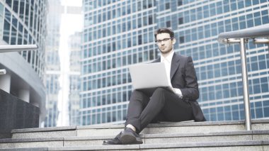 İşadamı ile bir laptop içinde açık hava çalışma