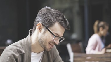Yakışıklı adam açık havada gözlük gülen bir profil