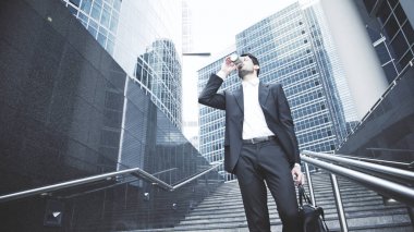 Kahve almak için metro ile içme bir genç buisnessman