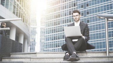 İşadamı ile bir laptop içinde açık hava çalışma