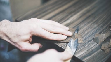 Bir deri bir bıçak ile kesme işlemi