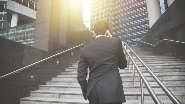 Una espalda de hombre joven vestido con traje negro — Foto de Stock