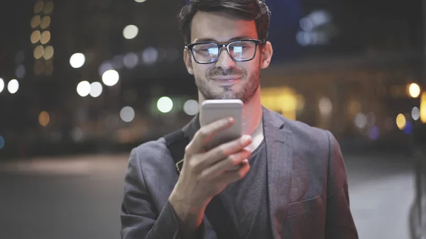 Крупним планом чоловік з мобільним телефоном вночі на вулиці — стокове фото