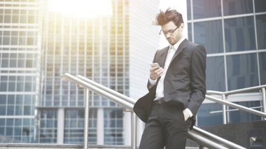 Genç bir işadamı telefon kaydırma