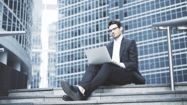 İşadamı ile bir laptop içinde açık hava çalışma