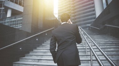 Genç adam bir arkası siyah takım elbise giymiş