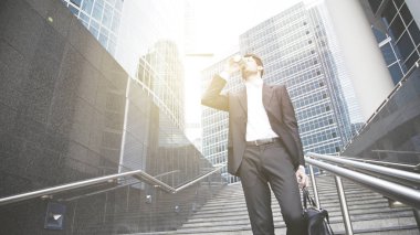 Kahve almak için metro ile içme bir genç buisnessman