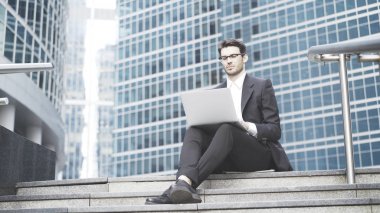 İşadamı ile bir laptop içinde açık hava çalışma