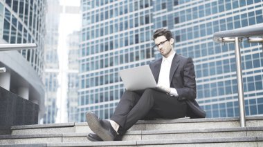 İşadamı ile bir laptop içinde açık hava çalışma