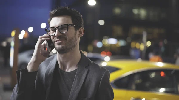 Усміхнений чоловік дзвонить на вулицю — стокове фото