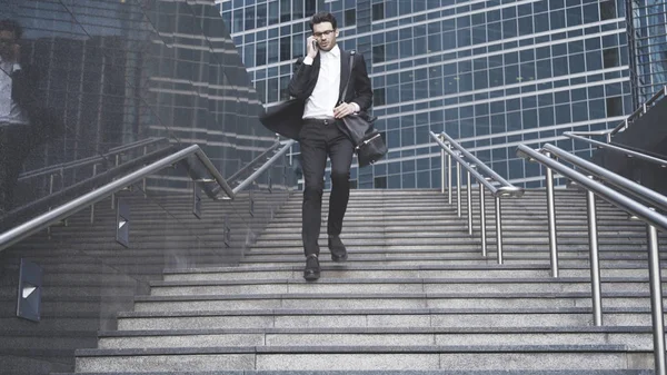 Un joven empresario está recibiendo una llamada en el metro — Foto de Stock