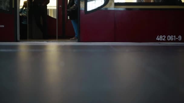 Berlijn - 21 augustus: Benen van mensen op het platform van Berlin Central Station — Stockvideo