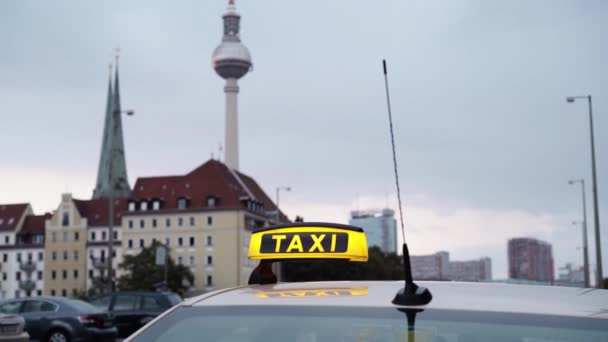 Captura en tiempo real de la torre de televisión de Berlín con el cartel de taxi en primer plano — Vídeos de Stock