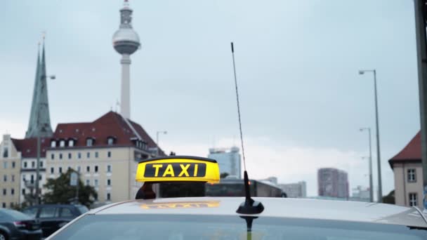 Realtid skott av Berlin Tv-tornet med en taxi och buss — Stockvideo