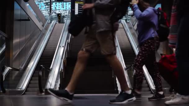 БЕРЛИН - 21 августа: Ноги людей на платформе Берлинского центрального вокзала, эскалатор — стоковое видео