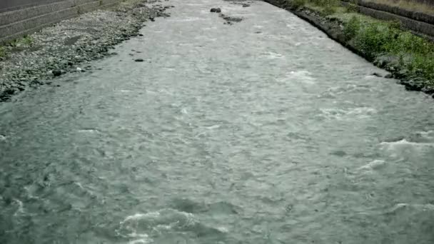 Wasser eines schönen Gebirgsflusses — Stockvideo