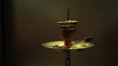Karanlık bir odada bir Türk nargile kadeh kaydırmak