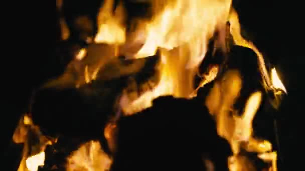 Feu de camp brûlant la nuit, flou 
