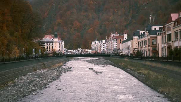 在索契、房屋和人民中流淌的河流 — 图库视频影像